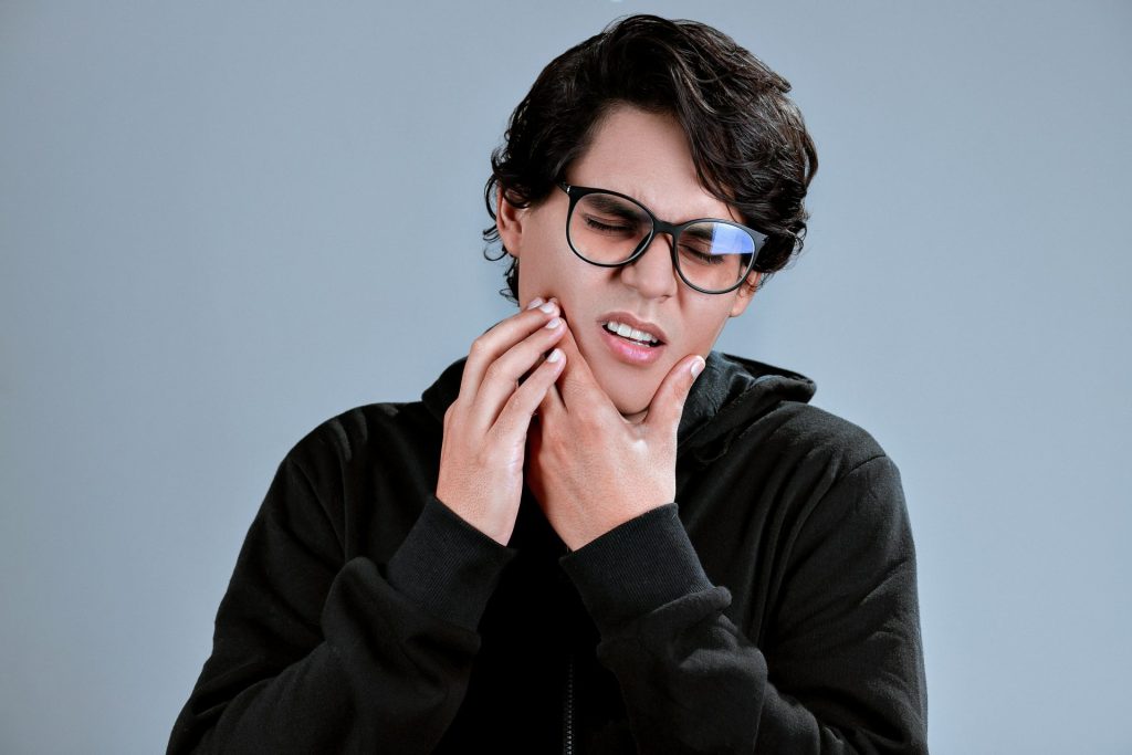 Frau mit schwarz gerahmter Brille und schwarzem Langarmshirt