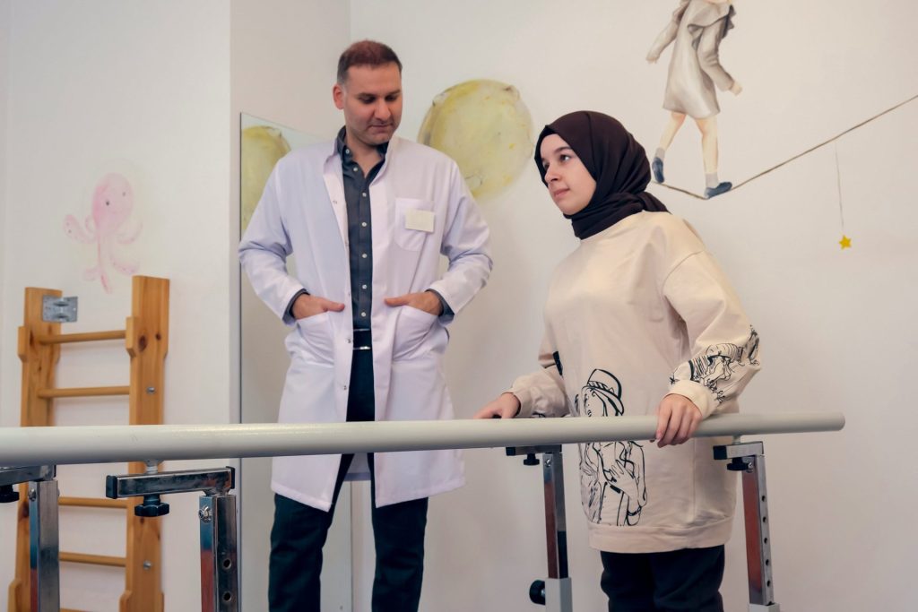 ein Mann und eine Frau, die nebeneinander stehen