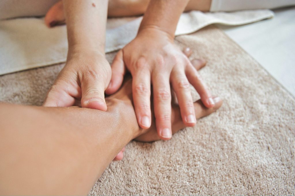Hand einer Person auf dem Schoß einer Person