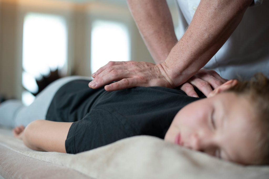 eine Frau, die von einem Mann eine Rückenmassage erhält