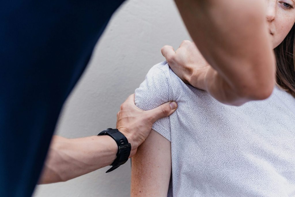 eine Frau, die sich am Arm eines Mannes festhält